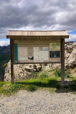 SIERRA TEJEDA PARK, SPAIN - 19 Nisan 2025: Sierra Tejeda Doğal Parkı, İspanya 'da çarpıcı manzaralar ve barışçıl doğa deneyimleri sunan yürüyüş yollarını çevreleyen manzara