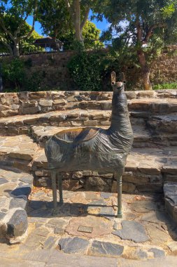 MALAGA, İspanya - 3 Mayıs 2025: Malaga, İspanya 'daki Batı Park' ta yemyeşil ve huzurlu yollarla çevrili sakin bir sabah yürüyüşünün tadını çıkarmak.