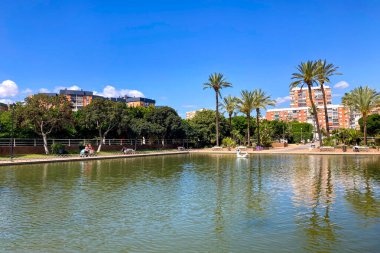 MALAGA, İspanya - 3 Mayıs 2025: Malaga, İspanya 'daki Batı Park' ta yemyeşil ve huzurlu yollarla çevrili sakin bir sabah yürüyüşünün tadını çıkarmak.