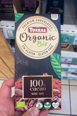 TORREMOLINOS, İspanya - 30 Nisan 2025: Carefour süpermarketinde organik gıda çeşitliliği