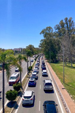 TORREMOLINOS, İspanya - 28 Nisan 2025: Torremolinos, İspanya 'da yoğun caddelerde araçları yavaşlatan yoğun trafik sıkışıklığı.