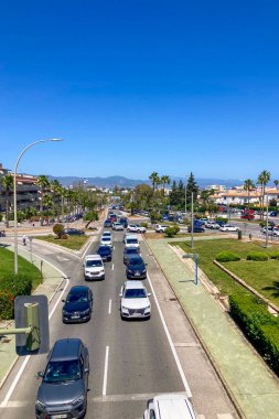 TORREMOLINOS, İspanya - 28 Nisan 2025: Torremolinos, İspanya 'da yoğun caddelerde araçları yavaşlatan yoğun trafik sıkışıklığı.