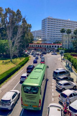 TORREMOLINOS, İspanya - 28 Nisan 2025: Torremolinos, İspanya 'da yoğun caddelerde araçları yavaşlatan yoğun trafik sıkışıklığı.