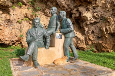 TORREMOLINOS, SPAIN - 30 Nisan 2025: İspanya 'nın Torremolinos kentindeki büyüleyici sahil atmosferinde 7 heykel (Generacin de 7) nesli.