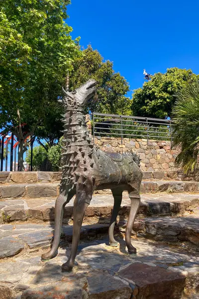 MALAGA, İspanya - 3 Mayıs 2025: Malaga, İspanya 'daki Batı Park' ta yemyeşil ve huzurlu yollarla çevrili sakin bir sabah yürüyüşünün tadını çıkarmak.