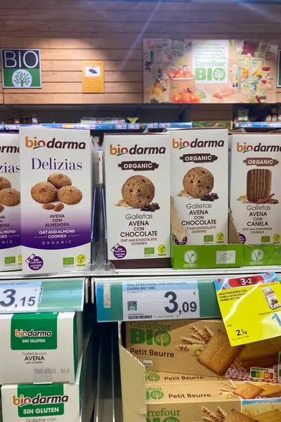 TORREMOLINOS, İspanya - 30 Nisan 2025: Carefour süpermarketinde organik gıda çeşitliliği