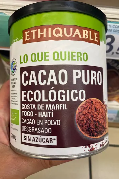 TORREMOLINOS, İspanya - 30 Nisan 2025: Carefour süpermarketinde organik gıda çeşitliliği