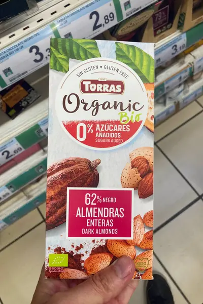 TORREMOLINOS, İspanya - 30 Nisan 2025: Carefour süpermarketinde organik gıda çeşitliliği