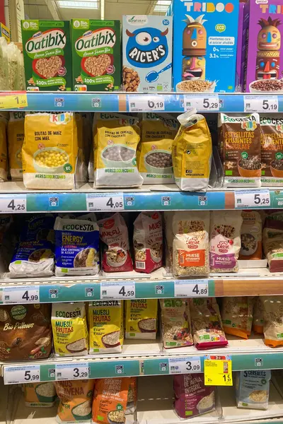 TORREMOLINOS, İspanya - 30 Nisan 2025: Carefour süpermarketinde organik gıda çeşitliliği