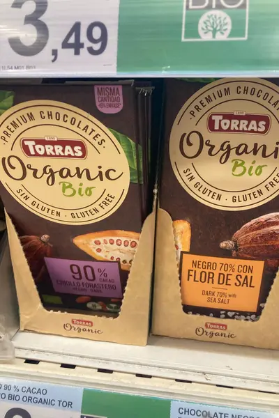 TORREMOLINOS, İspanya - 30 Nisan 2025: Carefour süpermarketinde organik gıda çeşitliliği