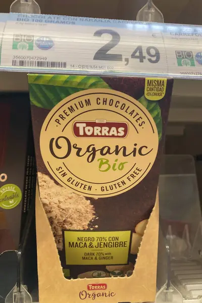 TORREMOLINOS, İspanya - 30 Nisan 2025: Carefour süpermarketinde organik gıda çeşitliliği