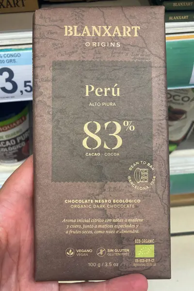 TORREMOLINOS, İspanya - 30 Nisan 2025: Carefour süpermarketinde organik gıda çeşitliliği