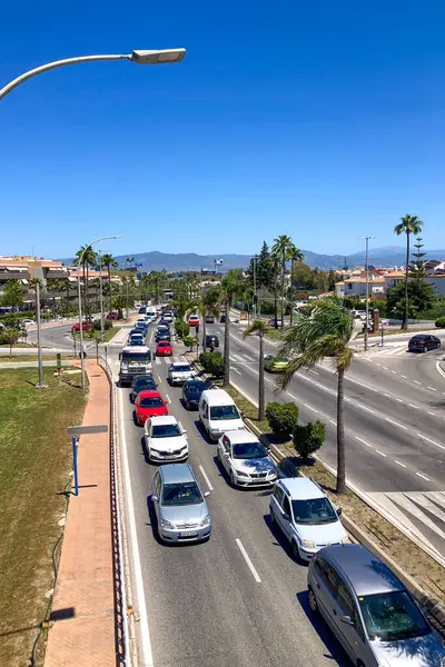 TORREMOLINOS, İspanya - 28 Nisan 2025: Torremolinos, İspanya 'da yoğun caddelerde araçları yavaşlatan yoğun trafik sıkışıklığı.