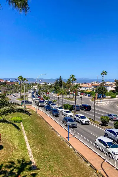 TORREMOLINOS, İspanya - 28 Nisan 2025: Torremolinos, İspanya 'da yoğun caddelerde araçları yavaşlatan yoğun trafik sıkışıklığı.
