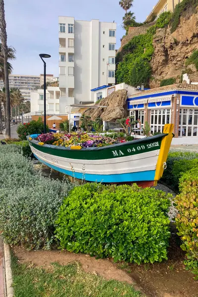 TORREMOLINOS, SPAIN - 30 Nisan 2025: Canlı şehir merkezinden manzaralı deniz geçidine doğru sakin bir yürüyüş yapmak, İspanya 'nın Torremolinos kentindeki büyüleyici sahil atmosferinde ıslanmak.