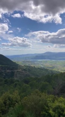 Sierra Tejeda Doğal Parkı 'nda çarpıcı manzaralar ve barışçıl doğa deneyimleri sunan doğa, yürüyüş yollarını çevrelemektedir.