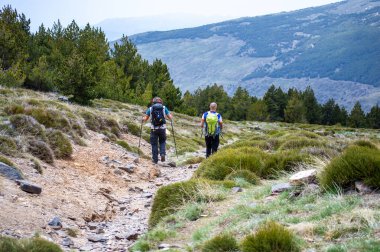 SIERRA NEVADA, İspanya - 18 Mayıs 2025: Sierra Nevada Ulusal Parkı 'ndaki Mulhacen Tepesi' ne yürüyüş yolu