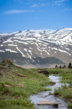 Sierra Nevada Ulusal Parkı, İspanya 'da bahar aylarında Mulhacen tepesine yürüyüş yolu.
