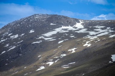 Sierra Nevada Ulusal Parkı, İspanya 'da bahar aylarında Mulhacen tepesine yürüyüş yolu.