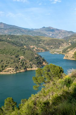 Guadalfeo Nehri 'ndeki Rezerv Kuralları, İspanya' nın Granada kentinde manzaralı manzaralar ve bölgesel öneme sahip çarpıcı dağlık arazilerin arasına yerleştirilmiş hayati bir su kütlesidir.