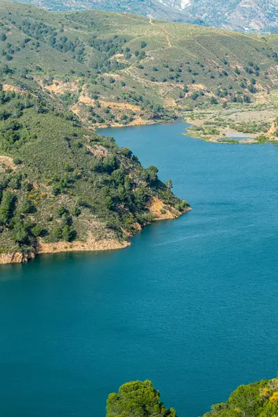 Guadalfeo Nehri 'ndeki Rezerv Kuralları, İspanya' nın Granada kentinde manzaralı manzaralar ve bölgesel öneme sahip çarpıcı dağlık arazilerin arasına yerleştirilmiş hayati bir su kütlesidir.