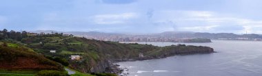 Yüksek Providencia perspektifinden görülen deniz manzarası Gijn, Asturias, İspanya 'da dramatik kıyı manzaraları sunuyor.