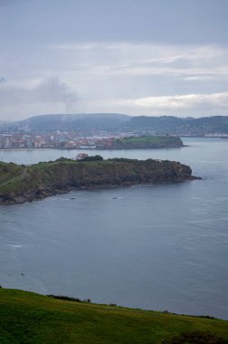 Yüksek Providencia perspektifinden görülen deniz manzarası Gijn, Asturias, İspanya 'da dramatik kıyı manzaraları sunuyor.