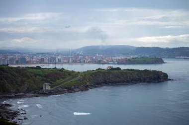 Yüksek Providencia perspektifinden görülen deniz manzarası Gijn, Asturias, İspanya 'da dramatik kıyı manzaraları sunuyor.