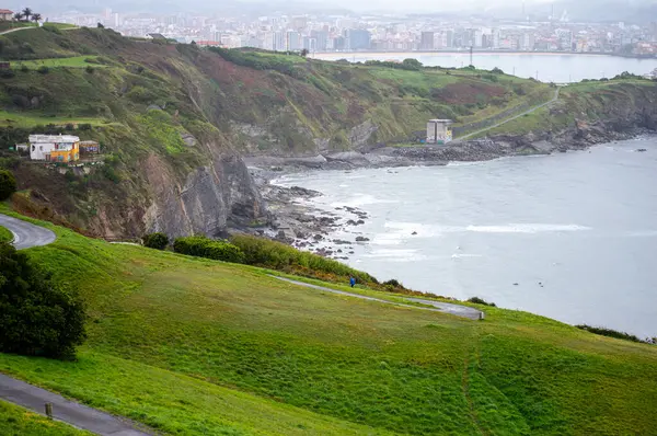Yüksek Providencia perspektifinden görülen deniz manzarası Gijn, Asturias, İspanya 'da dramatik kıyı manzaraları sunuyor.