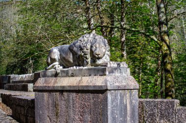 COVADONGA, İspanya - 6 Nisan 2025: Asturias 'taki Covadonga kutsal mağarası, bazilikası ve çarpıcı doğal çevresiyle bilinen tarihi bir dağ köyüdür..