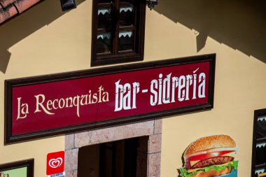 COVADONGA, İspanya - 6 Nisan 2025: Covadonga, Asturias 'taki Reconquista elma şarabı evi