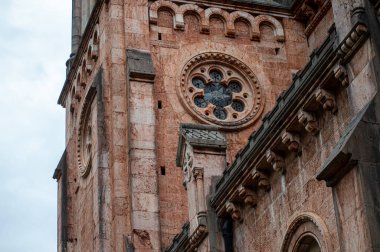 COVADONGA, İspanya - 6 Nisan 2025: Asturias 'taki Covadonga kutsal mağarası, bazilikası ve çarpıcı doğal çevresiyle bilinen tarihi bir dağ köyüdür..