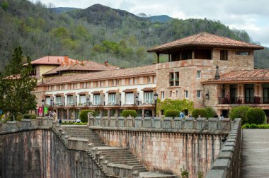 COVADONGA, İspanya - 6 Nisan 2025: Asturias 'taki Covadonga kutsal mağarası, bazilikası ve çarpıcı doğal çevresiyle bilinen tarihi bir dağ köyüdür..