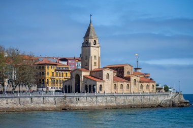 Gijon, İspanya - 7 Nisan 2025 San Pedro Kilisesi, İspanya 'nın başkenti Asturias' ta yer alan bir Katolik kilisesidir.