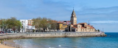 Gijon, İspanya - 7 Nisan 2025 San Pedro Kilisesi, İspanya 'nın başkenti Asturias' ta yer alan bir Katolik kilisesidir.