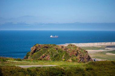 GIJON, İspanya - 7 Nisan 2025: La Campa Torres Arkeolojik Doğal Parkı, Gijn, Asturias, İspanya 'daki manzaralı kıyı manzaraları arasında Roma ve Roma öncesi yerleşimlere büyüleyici bir bakış sunuyor.