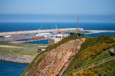 GijON, İspanya - 7 Nisan 2025: Gijn limanı Gijn, Asturias, İspanya 'daki manzaralı kıyı manzaraları arasında yerleşim yerleri