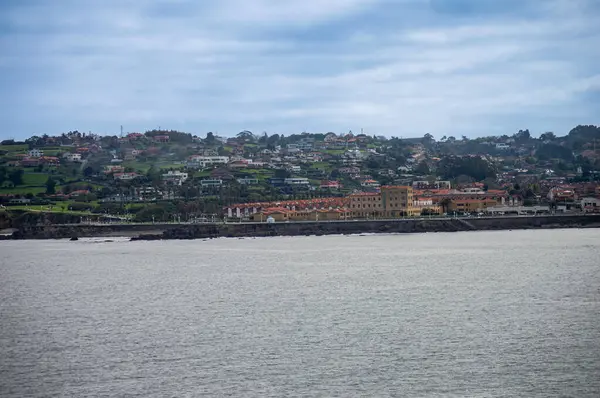 Gijn, İspanya 'nın Asturias şehrinde canlı bir sahil kentidir ve plajları, kültürü ve deniz mirası ile tanınır..