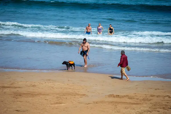 Gijn, İspanya 'nın Asturias kentinde 7 Nisan 2025 tarihinde kurulmuş canlı bir sahil kentidir..