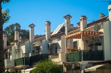 MALAGA, İspanya - 28 Mayıs 2025: Malaga, İspanya 'da kıyı atmosferinin cazibesiyle ıslanırken canlı şehrin rahat sokakları