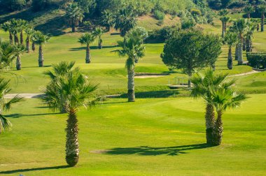 TORREMOLINOS, SPAIN - 28 Mayıs 2025: Belediye Golf Kulübü, golfçülerin güzel manzaralarla çevrili rahatlatıcı bir oyunun keyfini çıkarabilecekleri manzaralı ve bakımlı bir saha sunuyor