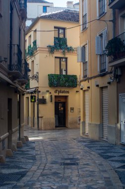 MALAGA, İspanya - 28 Mayıs 2025: Malaga, İspanya 'da kıyı atmosferinin cazibesiyle ıslanırken canlı şehrin rahat sokakları