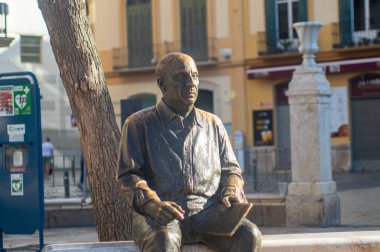 MALAGA, İspanya - 28 Mayıs 2025: Malaga, İspanya 'da Casa Natal de Picasso' nun önünde Picasso heykeli