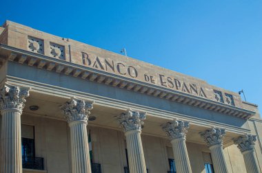 MALAGA, İspanya - 28 Mayıs 2025: İspanya banka binası Malaga, İspanya 'daki liman parkının önünde