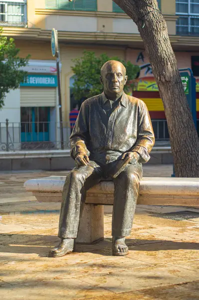 MALAGA, İspanya - 28 Mayıs 2025: Malaga, İspanya 'da Casa Natal de Picasso' nun önünde Picasso heykeli
