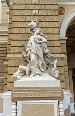 ODESA, UKRAINE - 21 Temmuz 2021: Fellner ve Helmer tarafından Neo-barok tarzında yapılmış bir mimari başyapıt olan Odesa Opera ve Bale Tiyatrosu, Odesa, Ukrayna 'da kültürel bir mücevher olarak yer almaktadır.