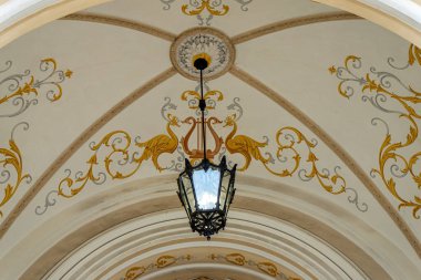 ODESA, UKRAINE - 21 Temmuz 2021: Fellner ve Helmer tarafından Neo-barok tarzında yapılmış bir mimari başyapıt olan Odesa Opera ve Bale Tiyatrosu, Odesa, Ukrayna 'da kültürel bir mücevher olarak yer almaktadır.