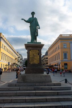 ODESA, UKRAINE - 21 Temmuz 2021: Primorsky Basamakları, Potemkin Merdivenleri olarak da bilinir, Ukrayna 'nın Odesa kentindeki limana bakan anıtsal bir merdiven ve simgesel mimari yapıdır..