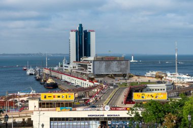 ODESA, UKRAINE - 21 Temmuz 2021: Primorsky Basamakları, Potemkin Merdivenleri olarak da bilinir, Ukrayna 'nın Odesa kentindeki limana bakan anıtsal bir merdiven ve simgesel mimari yapıdır..