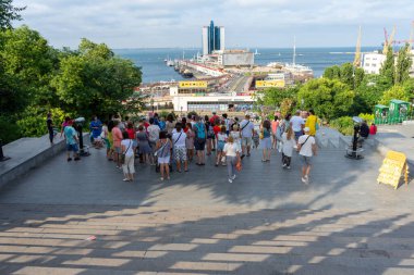 ODESA, UKRAINE - 21 Temmuz 2021: Primorsky Basamakları, Potemkin Merdivenleri olarak da bilinir, Ukrayna 'nın Odesa kentindeki limana bakan anıtsal bir merdiven ve simgesel mimari yapıdır..